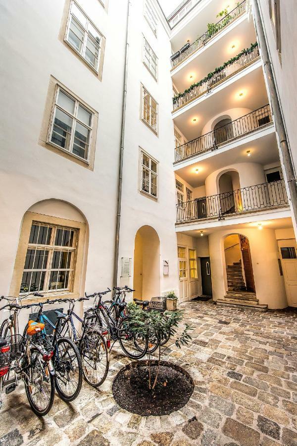 Beautiful City Apartment At Famous Ballgasse Vienna Exterior photo
